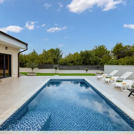 Villa Shaula 1 *